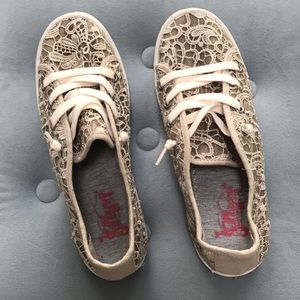 Lace sneakers by Jellypop.